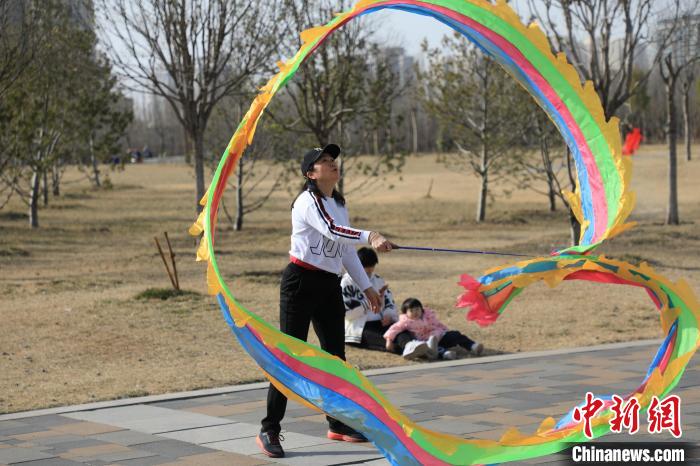 市民在公園里上演彩綢舞?！∴囆?攝