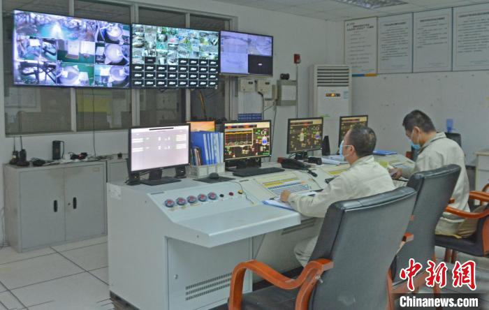 工人在中控室觀察各個生產車間運行情況。　林弘梫 攝