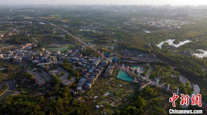 航拍正在建設中的成都至自貢高速鐵路成都段。　劉忠俊 攝