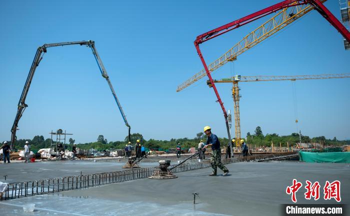 天府站多線橋施工澆筑現場。　劉忠俊 攝