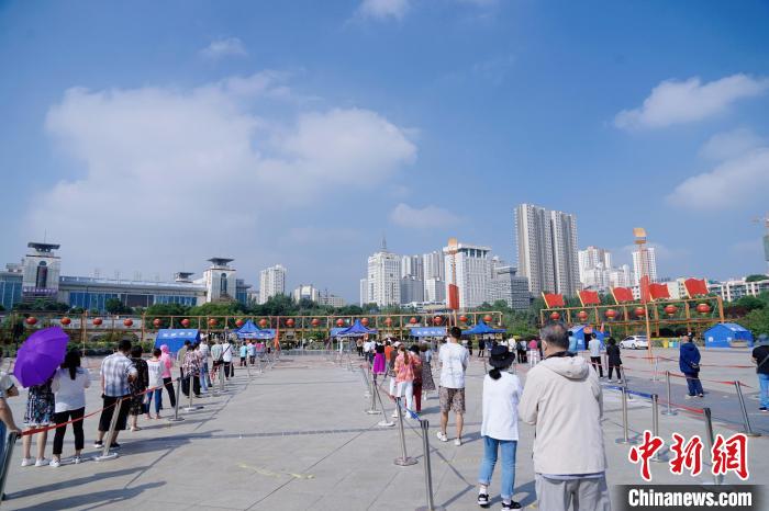 資料圖為居民有序排隊進行核酸檢測。　馬銘言 攝