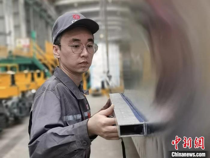 【十年@每一個奮斗的你】青年“造車”工匠心細手穩(wěn)練絕技：確保高質(zhì)量完成任務