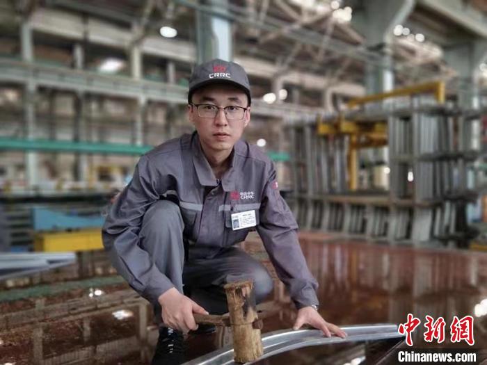 王漢卿在調(diào)修側墻彎梁。　受訪者供圖