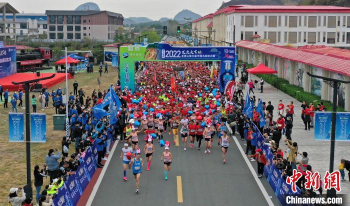 2022年龍虎山半程馬拉松鳴槍開跑。　劉志琨 攝