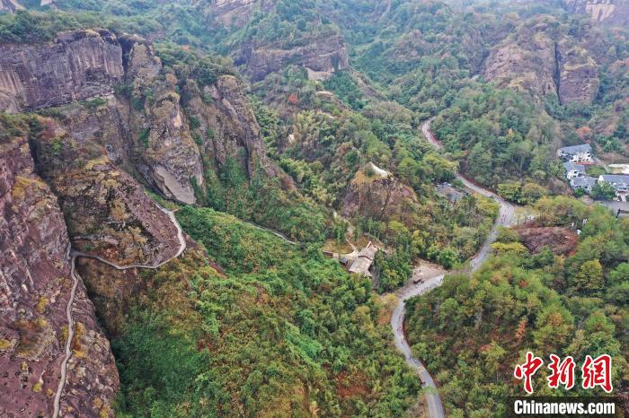 2022年龍虎山半程馬拉松鳴槍開跑。　劉志琨 攝