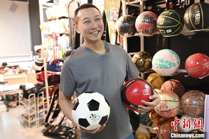 葉偉倫講述葉家在內(nèi)地的發(fā)展史，其中足球是他們家引以為傲的一個產(chǎn)品?！￡愺K旻 攝