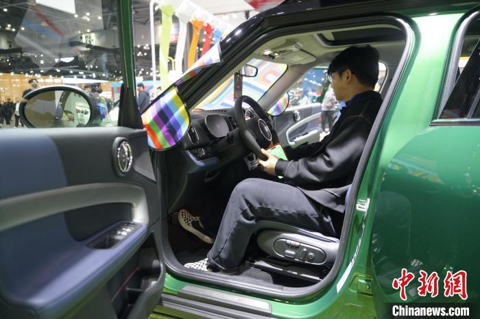 圖為觀眾在展會試駕車輛。　劉旭 攝