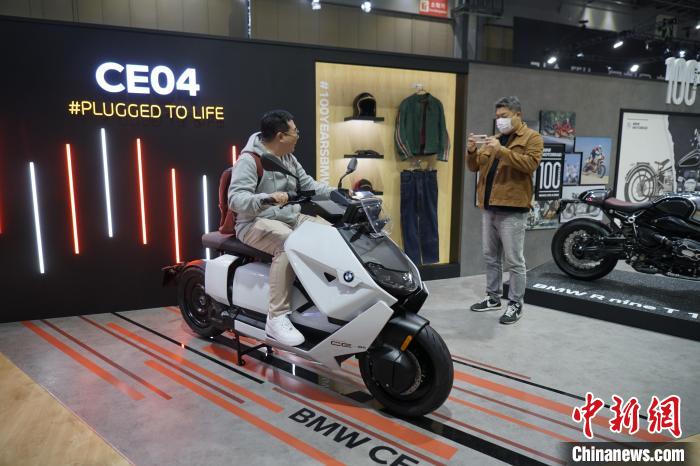 圖為觀眾在展會試駕車輛。　劉旭 攝