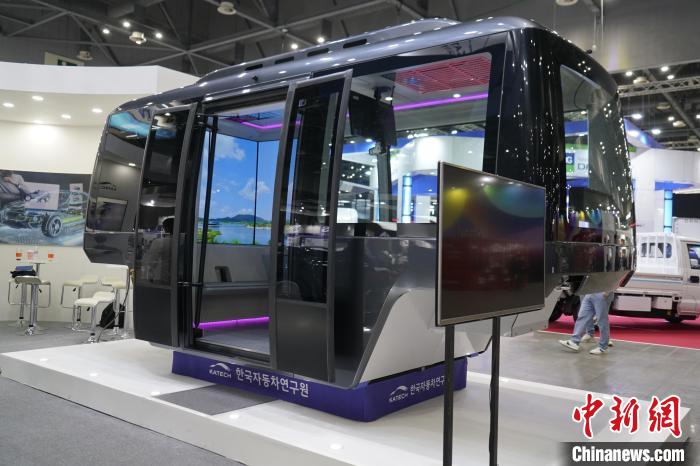 圖為展會上展示的無人駕駛移動出行工具。　劉旭 攝