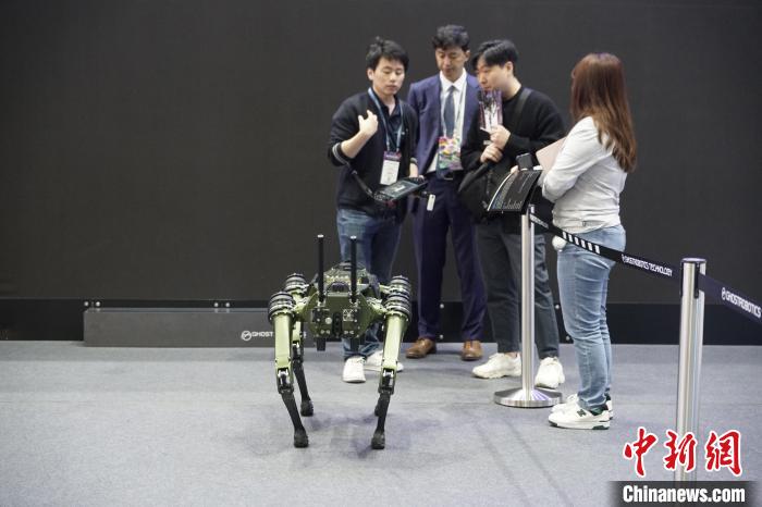 圖為觀眾在展會參觀機器人。　劉旭 攝