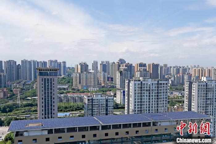 圖為輝騰能源在重慶市九龍坡區留學生創業園屋頂建設的光伏發電示范項目。　受訪企業供圖