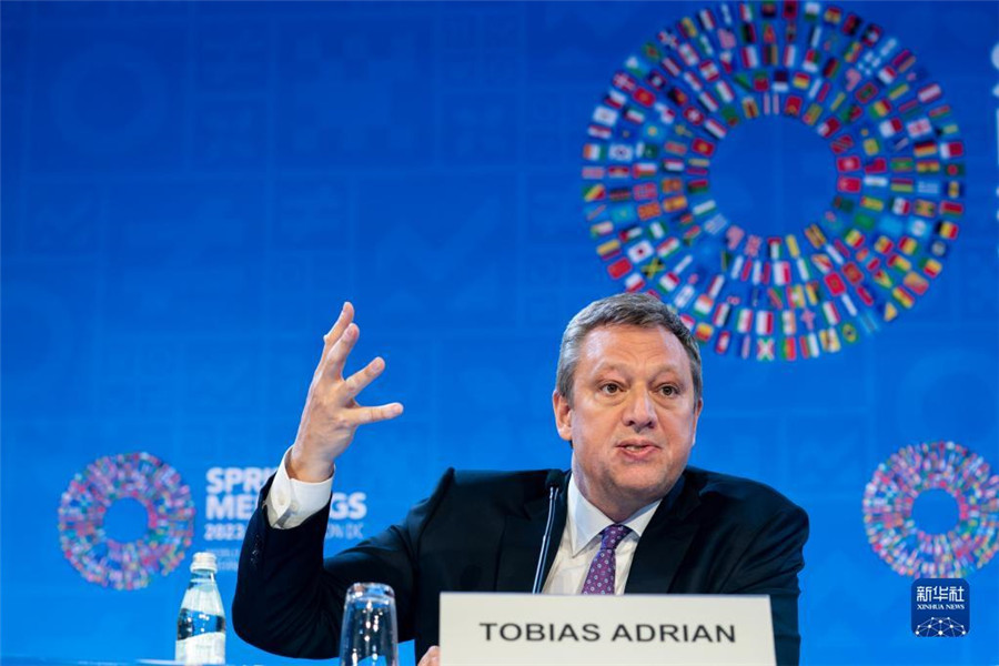 4月11日，在美國華盛頓，IMF貨幣與資本市場部主任托比亞斯·阿德里安出席記者會。新華社記者 劉杰 攝