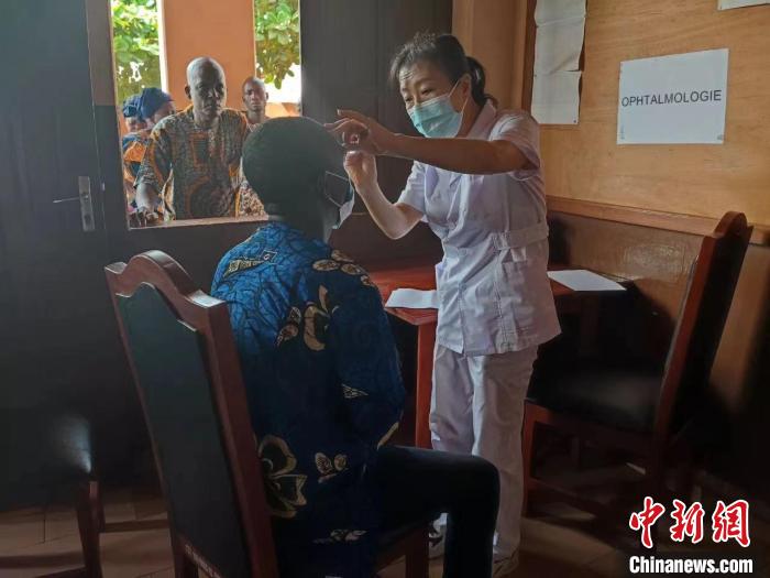 義診現(xiàn)場。　中國(寧夏)第26批援貝寧醫(yī)療隊 供圖