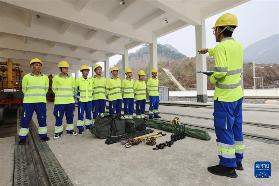 4月17日，瑯勃拉邦維保管理中心的工人在老撾瑯勃拉邦站附近進行接觸網維修保養演練。瑯勃拉邦維保管理中心由中國鐵路昆明局集團公司普洱基礎設施段按異地車間管理，根據昆明鐵路局與老中鐵路有限公司簽訂的中老鐵路固定設備維管合同，負責老撾境內磨丁至萬象南段工務、供電、信號等固定設備養護維修及管理工作。新華社記者 邢廣利 攝