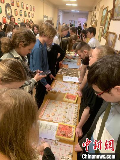 4月21日，莫斯科國立語言大學孔子學院附屬中學舉辦“國際中文日”活動，學生們學習中國象棋。　莫斯科國立語言大學孔子學院 供圖