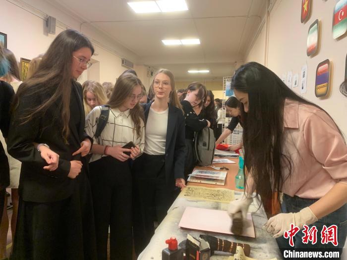 4月21日，莫斯科國立語言大學孔子學院附屬中學舉辦“國際中文日”活動，學生們體驗雕版印刷。　莫斯科國立語言大學孔子學院 供圖