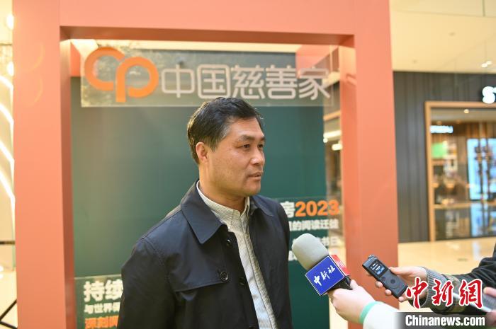 薛濤接受采訪?！∮诤Ｑ?攝