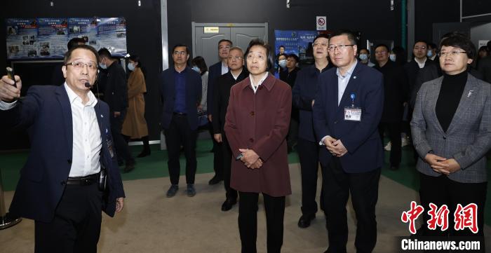 臺盟中央主席蘇輝近日率調研組赴吉林、遼寧開展重點考察調研。圖為在中航工業沈陽飛機設計研究所調研?！∨_盟中央供圖