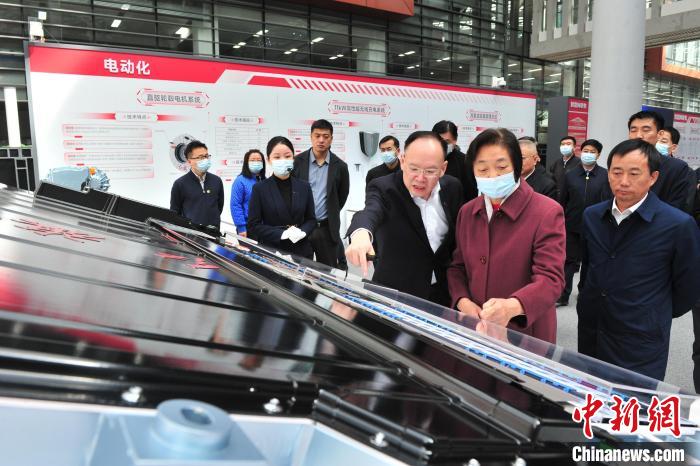 臺盟中央主席蘇輝近日率調研組赴吉林開展重點考察調研。圖為在中國第一汽車集團有限公司調研。　高龍安 攝