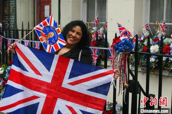 當地時間5月6日，英國國王查爾斯三世的加冕儀式舉行。圖為前往觀禮區的民眾。　張平 攝