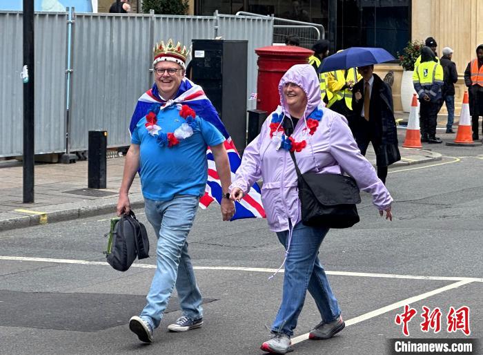 當地時間5月6日，英國國王查爾斯三世的加冕儀式舉行。圖為前往觀禮區的民眾。　歐陽開宇 攝