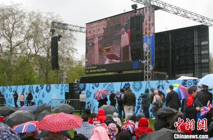 當地時間5月6日，英國國王查爾斯三世的加冕儀式舉行。民眾雨中觀看儀式。　歐陽開宇 攝