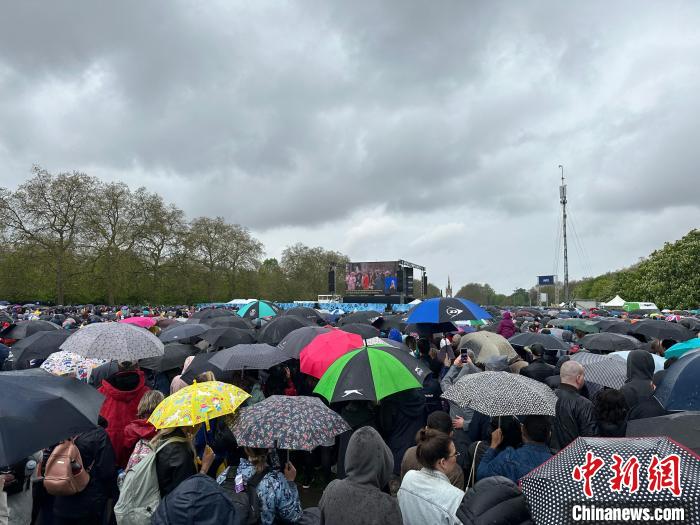 當地時間5月6日，英國國王查爾斯三世的加冕儀式舉行。民眾雨中觀看儀式。　歐陽開宇 攝