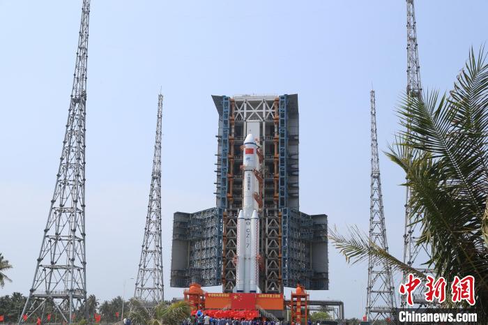 北京時間5月7日，天舟六號貨運飛船與長征七號遙七運載火箭組合體垂直轉運至發射區。　邱立軍 黃國暢 攝