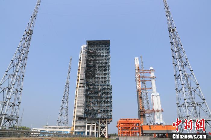北京時間5月7日，天舟六號貨運飛船與長征七號遙七運載火箭組合體垂直轉運至發射區。　邱立軍 黃國暢 攝