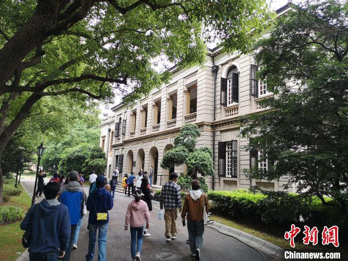 新階層人士參觀英國駐滬領事館?！》队畋?攝