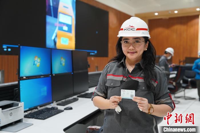 5月8日,客票系統負責人展示樣票。趙玅圓 攝