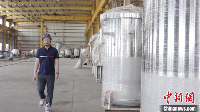 汪光典在不銹鋼罐體生產車間?！垈髅?攝