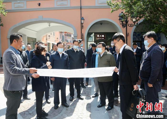 致公黨中央主席蔣作君近日率調研組赴天津開展重點考察調研。圖為在佛羅倫薩小鎮調研。　劉俊蒼 攝