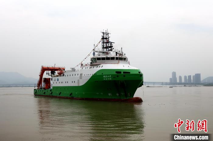 圖為“探索二號”科考船?！堑ぜt 攝
