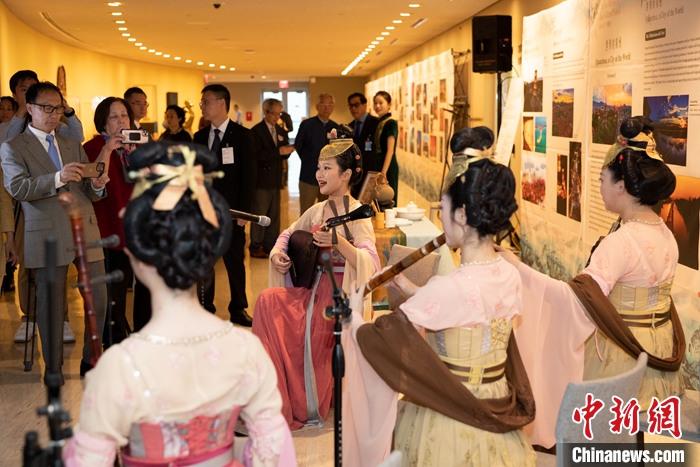 當地時間5月19日，中國常駐聯合國代表團、中國文化和旅游部、泉州市人民政府在紐約聯合國總部聯合舉辦“茶和天下·雅集”主題展覽和招待會。圖為展覽現場泉州南音表演。 <a target='_blank' href='/' _fcksavedurl='/'><p  align=