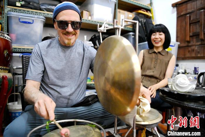 代表團(tuán)成員在漳州木偶表演館開展文化藝術(shù)交流活動?！埥鸫?攝