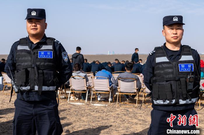 圖為承擔(dān)神舟十六號(hào)載人飛船安保任務(wù)的移民管理警察。　牛鑫 攝