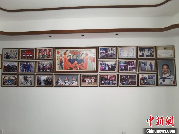 家中的照片墻上，新增了費(fèi)俊龍此次飛天的照片。　鐘升 攝