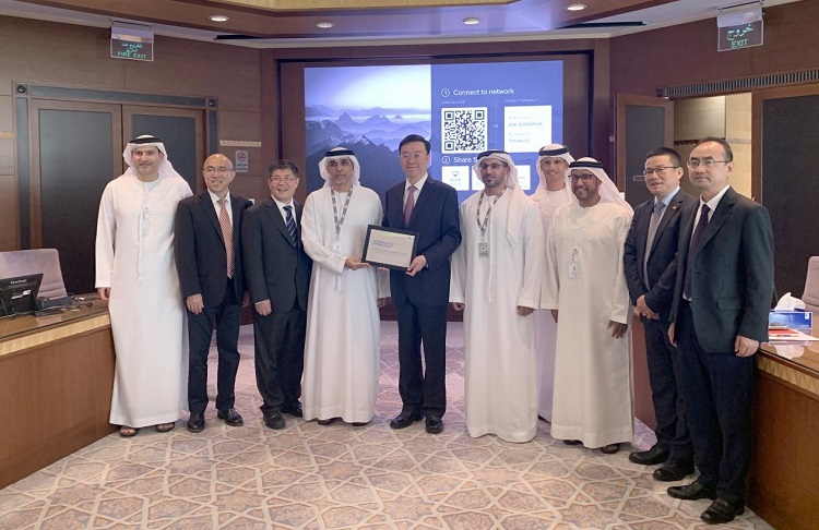 圖為阿布扎比陸上石油公司代表向中企頒發6600萬安全工時證書。中國石油工程建設有限公司供圖