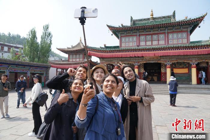 圖為外國(guó)記者在塔爾寺合影。　馬銘言 攝