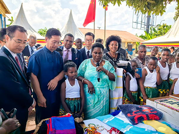 中國(guó)駐烏干達(dá)大使張利忠(右二)出席活動(dòng)。 田雨攝