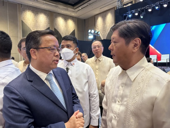 黃溪連大使與菲律賓總統(tǒng)馬科斯在會(huì)場(chǎng)上交談。中國(guó)駐菲律賓大使館供圖