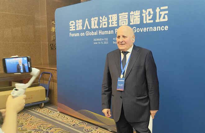 聯合國經濟、社會及文化權利委員會副主席兼報告員、莫斯科國際關系學院國際法系主任阿斯蘭·阿巴希澤接受人民網記者采訪。圖片來源：視頻截圖