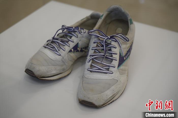 圖為展出的韓國前總統金泳三曾使用的慢跑鞋。 劉旭 攝