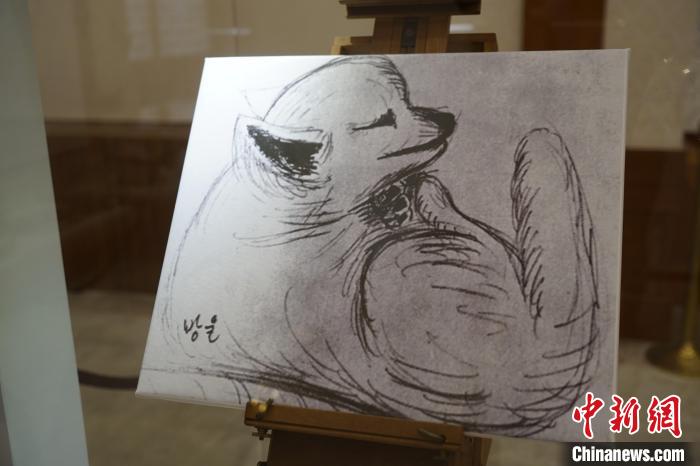 圖為展出的韓國前總統樸正熙所繪的寵物狗素描像 劉旭 攝