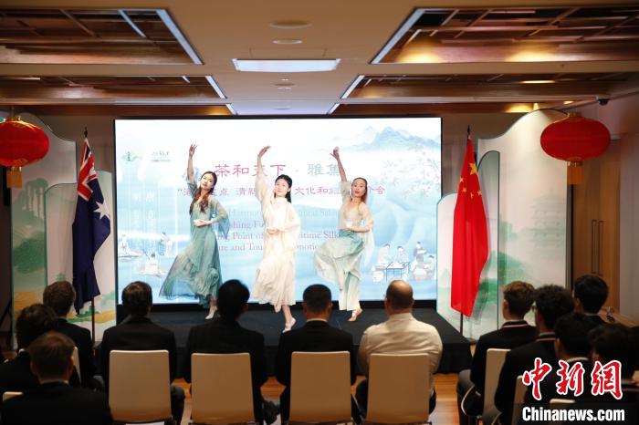 澳大利亞悉尼中學(xué)生參加“茶和天下”雅集文化體驗(yàn)活動(dòng)。圖為悉尼夕月組合的茶舞表演《福茶香飄》。　顧時(shí)宏 攝