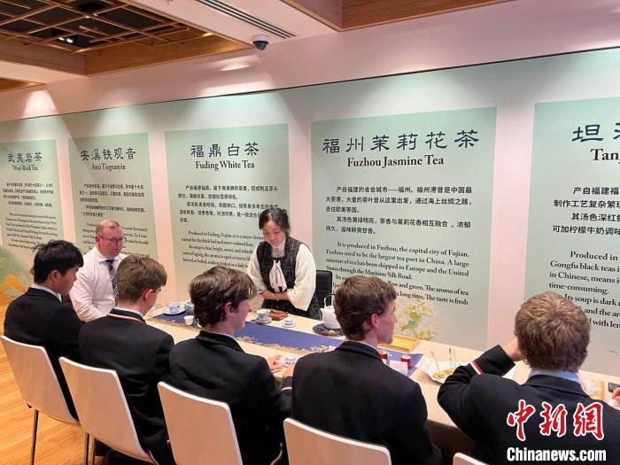 澳大利亞悉尼中學(xué)生參加“茶和天下”雅集文化體驗(yàn)活動(dòng)。　顧時(shí)宏 攝