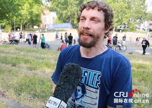 德國柏林民眾放飛氣球抗議北約軍演 呼吁和平解決沖突_fororder_集會發起人阿里安溫德爾接受總臺記者專訪