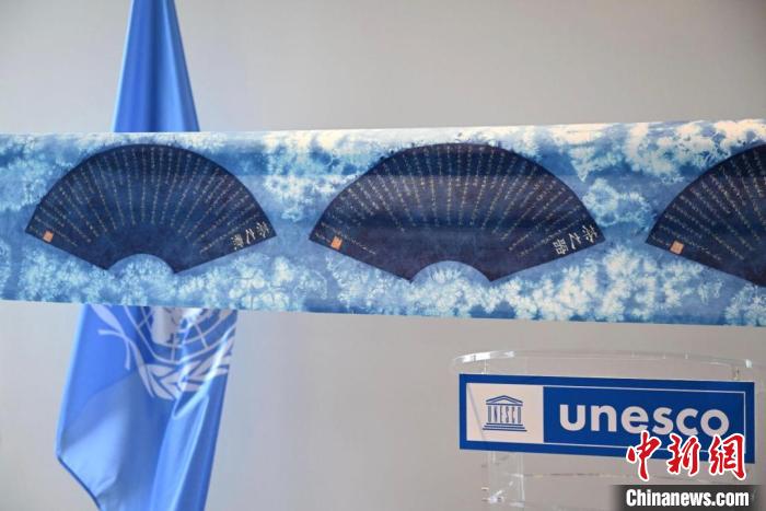 用板藍根蠟染制作的陸羽《茶經》也在此次國際茶日活動上展出。　馬海雯 攝