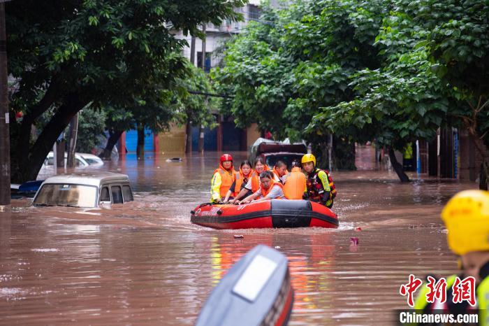 7月4日,萬州區(qū)五橋街道,消防救援人員用沖鋒舟救援轉(zhuǎn)運被困群眾。 冉孟軍 攝